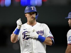 Strážcovia sú konečne na hode, ďalší sa zaoberá kartami 27. mája 2026; Arlington, Texas, USA; Tretí základný hráč Texas Rangers Josh Jung (6) zasiahol singel proti Houston Astros počas prvej zmeny na Globe Life Field. Povinný kredit: Jerome Miron-Imagn Images