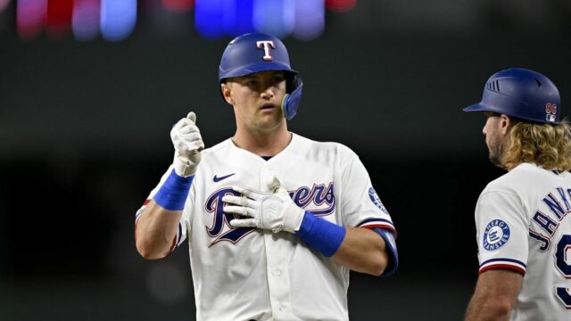 27. mája 2026; Arlington, Texas, USA; Tretí základný hráč Texas Rangers Josh Jung (6) zasiahol singel proti Houston Astros počas prvej zmeny na Globe Life Field. Povinný kredit: Jerome Miron-Imagn Images