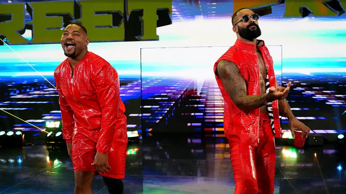 The Street Profits Angelo Dawkins a Montez Ford kráčajú do ringu v Thompson-Boling Arene