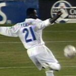 Tony Yeboah rozpútal proti Liverpoolu pre Leeds bleskový volej, na ktorý futbaloví fanúšikovia nikdy nezabudnú