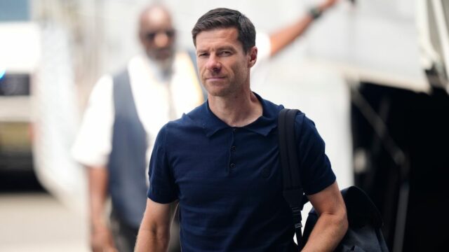 Štyria hráči Chelsea na tenkom ľade na majstrovstvách sveta, keď Xabi Alonso, hlavný tréner Realu Madrid počas štvrťfinálového zápasu FIFA Club World Cup 2025 medzi Real Madrid CF a Borussia Dortmund na MetLife Stadium 5. júla 2025 v East Rutherford, Spojené štáty americké
