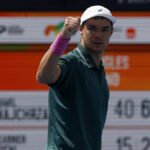 21. marca 2026; Miami Gardens, FL, USA; Kamil Majchrzak (POL) reaguje po zisku bodu proti Learner Tien (USA) (bez obrázku) v piaty deň turnaja Miami Open 2026 na Hard Rock Stadium. Povinný kredit: Geoff Burke-Imagn Images