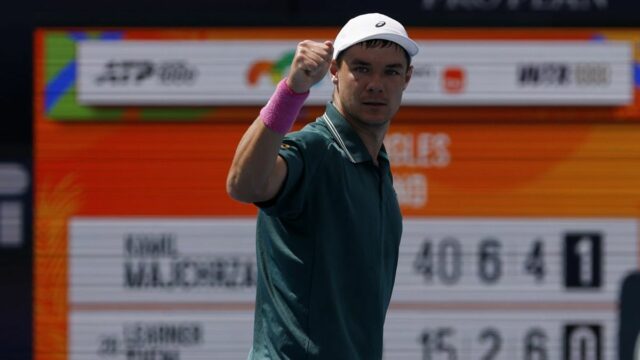 Súhrn ATP: Kamil Majchrzak je nešťastný, aby sa dostal do 21. marca 2026; Miami Gardens, FL, USA; Kamil Majchrzak (POL) reaguje po zisku bodu proti Learner Tien (USA) (bez obrázku) v piaty deň turnaja Miami Open 2026 na Hard Rock Stadium. Povinný kredit: Geoff Burke-Imagn Images