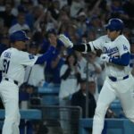 16. júna 2026; Los Angeles, Kalifornia, USA; Los Angeles Dodgers určili stopéra Shoheia Ohtaniho (17) ako trénera tretieho hráča základnej zostavy Dina Ebela (91) po tom, čo trafil homerun počas šiestej zmeny proti Tampe Bay Rays na štadióne Dodger. Povinný kredit: Kirby Lee-Imagn Images