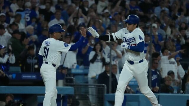 Súhrn MLB: Dodgers zvíťazili nad Rays 1-0 na homer Shohei 16. júna 2026; Los Angeles, Kalifornia, USA; Los Angeles Dodgers určili stopéra Shoheia Ohtaniho (17) ako trénera tretieho hráča základnej zostavy Dina Ebela (91) po tom, čo trafil homerun počas šiestej zmeny proti Tampe Bay Rays na štadióne Dodger. Povinný kredit: Kirby Lee-Imagn Images