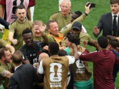Súhrn Svetového pohára: Hororové zranenie vyvolalo bitku, keď „visela noha“ a Thomas Tuchel sa hádal Hráči a tréneri sa pohádali po hororovom incidente v Kanade proti Kataru