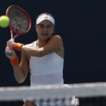 21. marca 2026; Miami Gardens, FL, USA; Iva Jovic (USA) bekhendom proti Paule Badosaovej (ESP) (bez obrázku) v piaty deň Miami Open 2026 na Hard Rock Stadium. Povinný kredit: Geoff Burke-Imagn Images