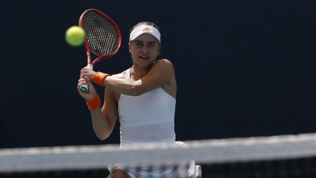 21. marca 2026; Miami Gardens, FL, USA; Iva Jovic (USA) bekhendom proti Paule Badosaovej (ESP) (bez obrázku) v piaty deň Miami Open 2026 na Hard Rock Stadium. Povinný kredit: Geoff Burke-Imagn Images