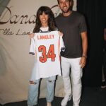 Kapitán Anglicka Harry Kane pózuje s country a westernovou speváčkou Ellou Langley na jej koncerte v Kansas City