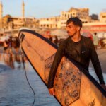 Surferi z Gazy hľadajú útechu pred vojnou v mori | Slučka