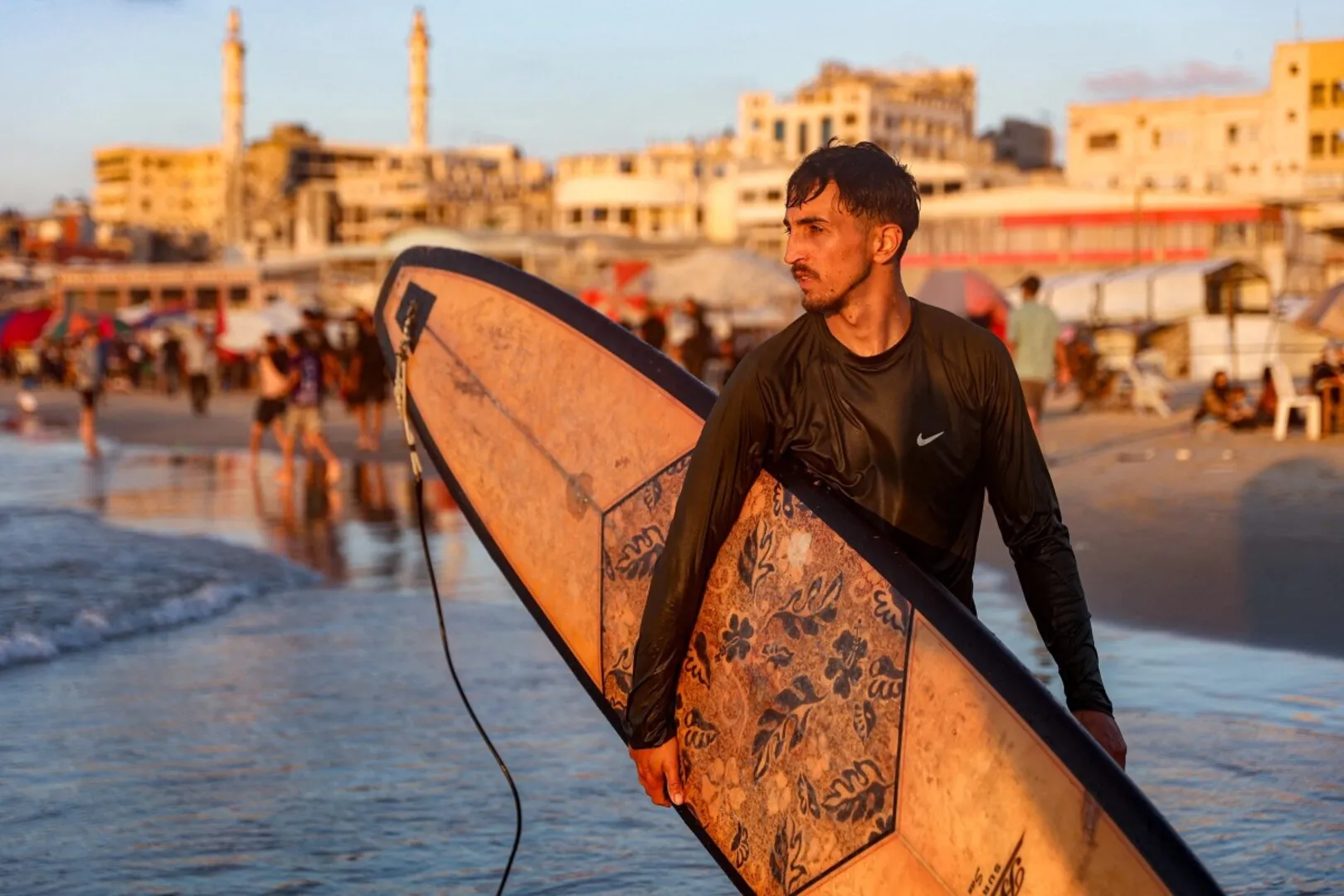 Surferi z Gazy hľadajú útechu pred vojnou v mori | Slučka