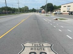 ‚Svetový pohár? Čo je to?“: Toto sa stalo, keď OLIVER HOLT išiel po Route 66 z Oklahomy do Texasu a zúfalo hľadal televíziu zobrazujúcu futbal… a miestnych obyvateľov, ktorí ho chceli sledovať! Oliver Holt išiel asi 185 míľ z Tulsy v Oklahome do Paríža v Texase, kde hľadal miesto, kde by sa dalo sledovať majstrovstvá sveta vo futbale – hoci sa toto hľadanie ukázalo ťažšie, ako sa pôvodne predpokladalo.