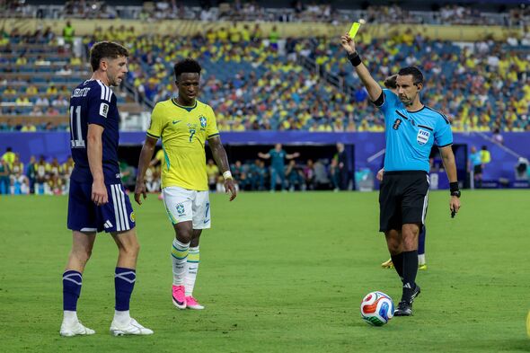 Cesar Ramo ukázal Ryanovi Christiemu žltú kartu počas víťazstva Brazílie na majstrovstvách sveta nad Škótskom