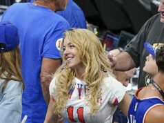 Sydney Sweeney kradne šou na 5. zápase finále NBA so Scooter Braun po nepríjemnom nájazde Taylor Swift… ako Timothee Chalamet a hviezdy povzbudzujú Knicks v San Antoniu Sydney Sweeney bol headlinerom A-listu fanúšikov New York Knicks, ktorí absolvovali výlet do San Antonia