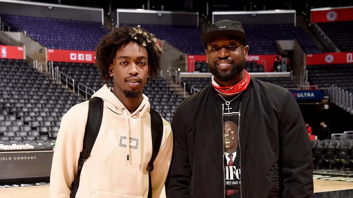 Zaire Wade pózuje so svojím otcom Dwyane Wade v Staples Center v Los Angeles