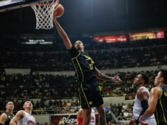 TNT a Ženeva sa zamotali pri rozhodovaní o titule Chris McCullough z TNT Tropang 5G počas 6. zápasu finále PBA Commissioner's Cup proti Barangay Ginebra Gin Kings.