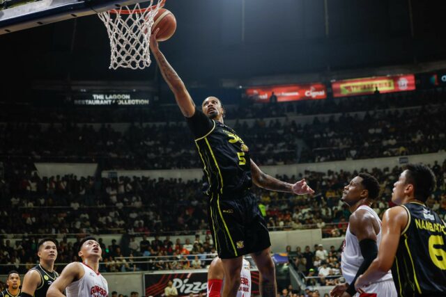 Chris McCullough z TNT Tropang 5G počas 6. zápasu finále PBA Commissioner's Cup proti Barangay Ginebra Gin Kings.