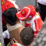 Lewis Hamilton dal po druhom mieste vo Veľkej cene Monaka priateľke miliardárke Kim Kardashian pusu na líce