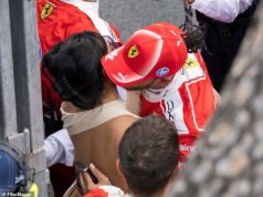 Tak čo si teraz myslíš o superboháčoch, Lewis? Hviezda F1 Hamilton pod paľbou za jeho minulú výzvu na zákaz miliardárov, keď prvýkrát verejne pobozkal Kim Kardashian – v hodnote 1,9 miliardy dolárov Lewis Hamilton dal po druhom mieste vo Veľkej cene Monaka priateľke miliardárke Kim Kardashian pusu na líce