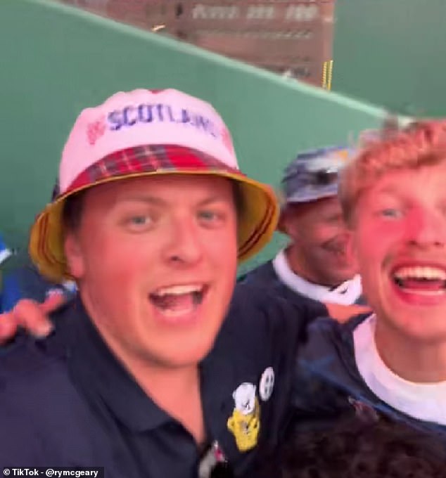 Tartanová armáda baseballu! Fanúšikovia Škótska ovládli ikonický Fenway Park Boston Jeden americký fanúšik to nazval „najlepšou Fenwayovou hrou“ za posledné roky, keď sa spriatelil so Škótmi