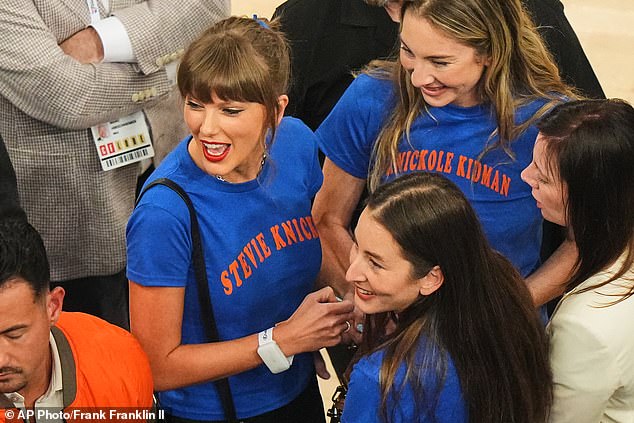 Taylor Swift zväčšuje svoje miesto svadby BEZ Travisa Kelceho, keď Taylor Swift zamierila v stredu do Madison Square Garden na štvrtý zápas finále NBA