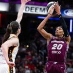 16. júna 2026; Indianapolis, Indiana, USA; Strážkyňa Toronta Tempo Brittney Sykes (20) strieľa loptu, zatiaľ čo strážkyňa Indiana Fever Caitlin Clark (22) bráni v prvom polčase v Gainbridge Fieldhouse. Povinný kredit: Trevor Ruszkowski-Imagn Images