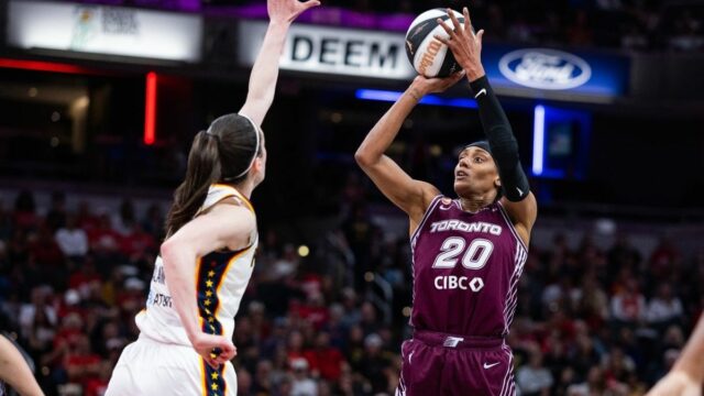 16. júna 2026; Indianapolis, Indiana, USA; Strážkyňa Toronta Tempo Brittney Sykes (20) strieľa loptu, zatiaľ čo strážkyňa Indiana Fever Caitlin Clark (22) bráni v prvom polčase v Gainbridge Fieldhouse. Povinný kredit: Trevor Ruszkowski-Imagn Images