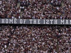 Texas A&M pridáva 5-hviezdičkového LB Kadena Hendersona do triedy č. 1 v roku 2027 20. decembra 2025; College Station, TX, USA; Pohľad na fanúšikov a logo 12th Man pred zápasom medzi Aggies a Hurricanes na Kyle Field. Povinný kredit: Jerome Miron-Imagn Images