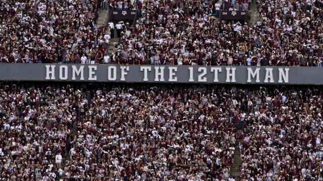20. decembra 2025; College Station, TX, USA; Pohľad na fanúšikov a logo 12th Man pred zápasom medzi Aggies a Hurricanes na Kyle Field. Povinný kredit: Jerome Miron-Imagn Images
