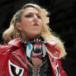 Thekla vstupuje do wrestlingového ringu v Korakuen Hall v Tokiu