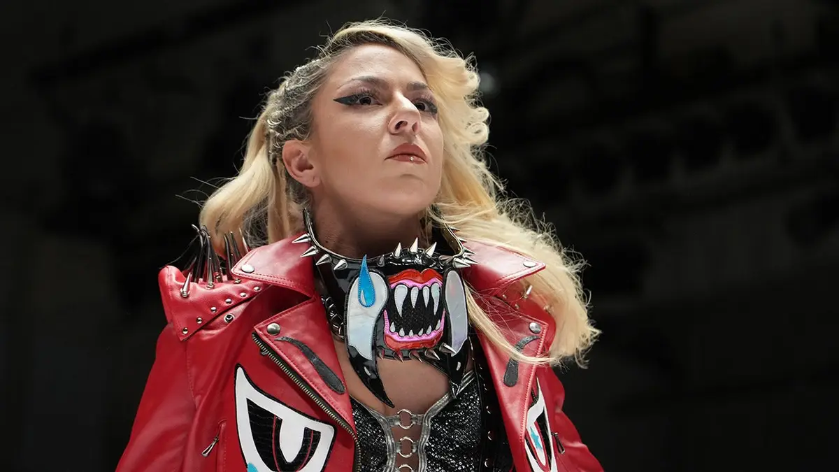 Thekla vstupuje do wrestlingového ringu v Korakuen Hall v Tokiu