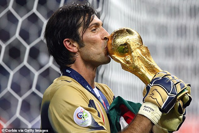 Legendárny taliansky brankár Gianluigi Buffon postúpil do historickej XI majstrovstiev sveta Thea Walcotta