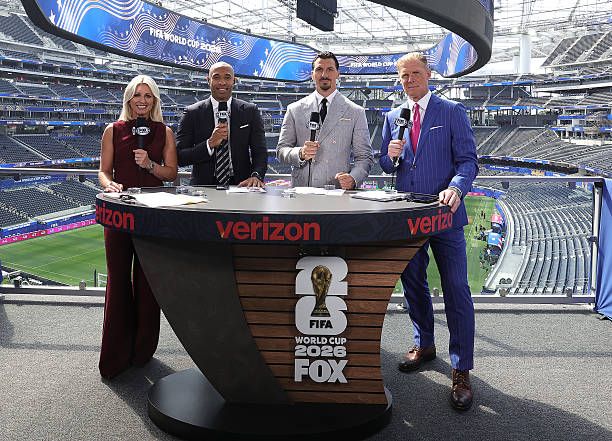 Thierry Henry odišiel ohromený, keď sa Zlatan Ibrahimovič zrazil s Thierry Henry odišiel ohromený, keď sa Zlatan Ibrahimovič zrazil s Alexim Lalasom