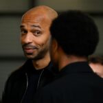 Thierry Henry, Lois Openda počas zápasu Serie A medzi Como 1907 a Juventus FC na štadióne Giuseppe Sinigaglia 19. októbra 2025 v Como, Taliansko
