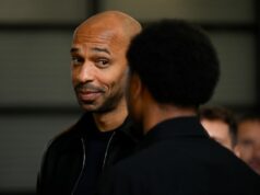 Thierry Henry vyzdvihol dve hviezdy Man City, keďže Andrea Berta poslala Arsenalu správu o prestupe Thierry Henry, Lois Openda počas zápasu Serie A medzi Como 1907 a Juventus FC na štadióne Giuseppe Sinigaglia 19. októbra 2025 v Como, Taliansko
