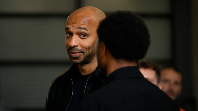 Thierry Henry, Lois Openda počas zápasu Serie A medzi Como 1907 a Juventus FC na štadióne Giuseppe Sinigaglia 19. októbra 2025 v Como, Taliansko