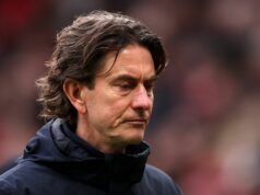 Thomas Frank potvrdzuje novú prácu, keď bývalý šéf Tottenhamu hovorí o prepúšťaní MANCHESTER, ANGLICKO - 7. FEBRUÁRA: Thomas Frank, manažér Tottenhamu Hotspur, sa prizerá počas zápasu Premier League medzi Manchestrom United a Tottenhamom Hotspur na Old Trafford 7. februára 2026 v Manchestri v Anglicku. (Foto: Carl Recine/Getty Images)