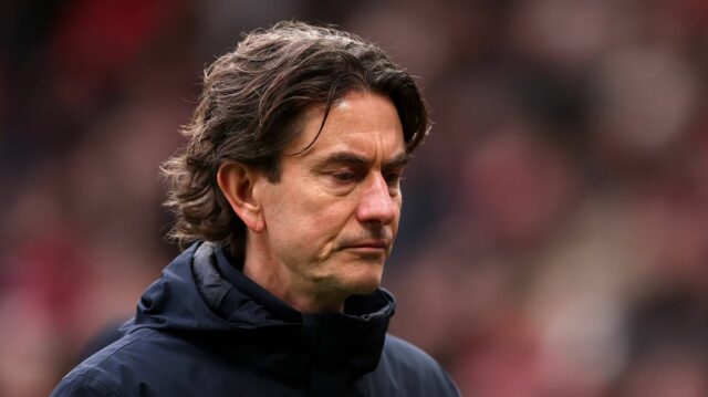 MANCHESTER, ANGLICKO - 7. FEBRUÁRA: Thomas Frank, manažér Tottenhamu Hotspur, sa prizerá počas zápasu Premier League medzi Manchestrom United a Tottenhamom Hotspur na Old Trafford 7. februára 2026 v Manchestri v Anglicku. (Foto: Carl Recine/Getty Images)