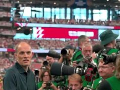 Thomas Tuchel a Anglicko si zabezpečili ďalšie víťazstvo na majstrovstvách sveta, keďže FIFA zmenila protokol pre národné hymny – po tom, čo sa šéf Three Lions sťažoval, že mu fotografi zablokovali výhľad Thomas Tuchel zostal fajčiť so skupinou fotografov na otváracom zápase majstrovstiev sveta v Anglicku