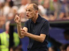 Thomas Tuchel by mohol podniknúť veľkolepý hazard v Anglicku s hviezdou, ktorá sa nedá pustiť Futbalista v žltom drese kľačí na ihrisku, pravdepodobne v súťažnom zápase, s divákmi v pozadí.
