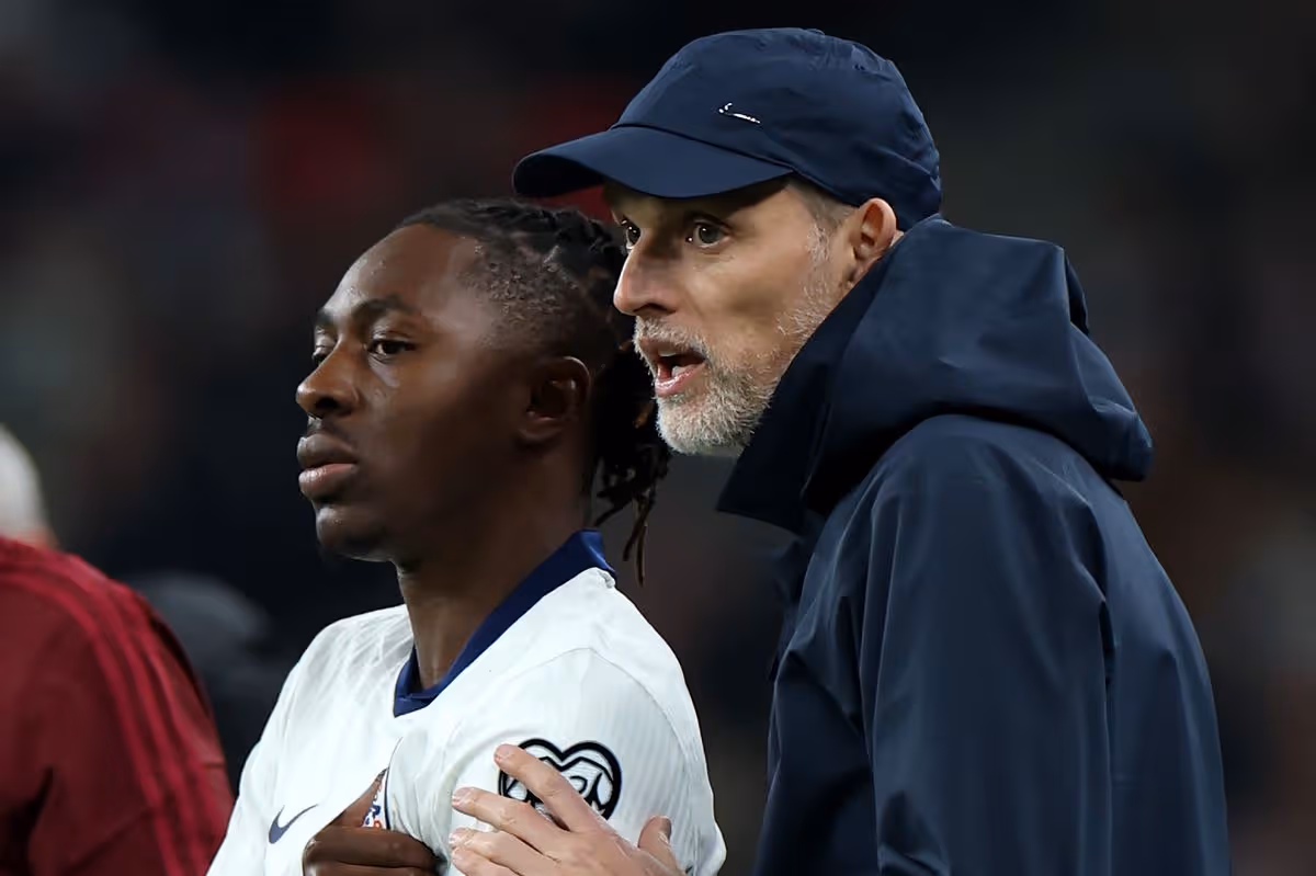 Thomas Tuchel, hlavný tréner Anglicka, hovorí s Eberechim Eze z Anglicka predtým, ako bude nahradený počas kvalifikácie na majstrovstvá sveta 2026 medzi Anglickom a Lotyšskom na štadióne Wembley 24. marca 2025 v Londýne.