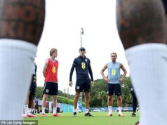 Thomas Tuchel pripúšťa, že Anglicko musí chrániť „kľúčového hráča“ Harryho Kanea na majstrovstvách sveta – ale trvá na tom, že 32-ročný kapitán je v „najlepšej forme“ svojej kariéry Anglicko riadené (v strede) chce chrániť hviezdneho muža a kapitána Harryho Kanea (vpravo)