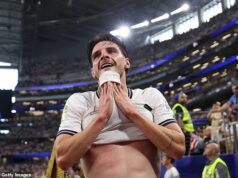 Thomas Tuchel vyvoláva obavy zo zranenia Declana Ricea – ktorého by „normálne nikdy nevzal“ – keď priateľka Lauren Fryer sleduje, ako sa anglická hviezda prepadá pri prvom víťazstve na Svetovom pohári. Declan Rice musel byť nahradený Thomasom Tuchelom v úvodnom zápase Anglicka na majstrovstvách sveta