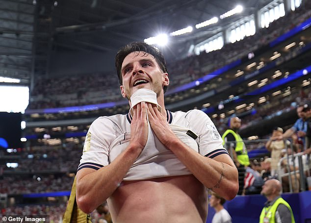 Thomas Tuchel vyvoláva obavy zo zranenia Declana Ricea – ktorého Declan Rice musel byť nahradený Thomasom Tuchelom v úvodnom zápase Anglicka na majstrovstvách sveta