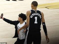 Thriller Finals NBA bol prerušený, keď hrubý fanúšik vtrhol na dvor, aby si urobil selfie s Victorom Wembanyamom zo Spurs, než ho zaplavila ochranka Fanúšik vbehne na kurt a v stredu sa odfotí s Victorom Wembanyamom