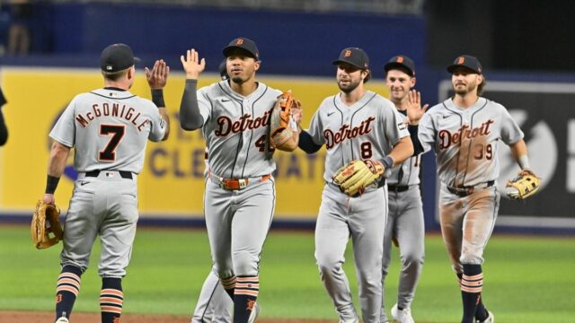 1. júna 2026; Petrohrad, Florida, USA; Detroit Tigers oslavuje víťazstvo proti Tampe Bay Rays na ihrisku Tropicana Field. Povinný kredit: Pablo Robles-Imagn Images