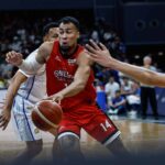 Stephen Holt z Barangay Ginebra Gin Kings počas zápasu 3 proti TNT Tropang 5G vo finále PBA Commissioner's Cup v roku 2026.