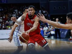 Tim Cone chváli Stephena Holta po prerušení hry 3 Stephen Holt z Barangay Ginebra Gin Kings počas zápasu 3 proti TNT Tropang 5G vo finále PBA Commissioner's Cup v roku 2026.