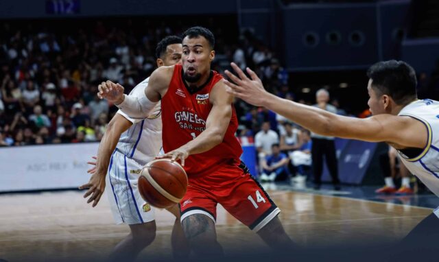 Tim Cone chváli Stephena Holta po prerušení hry 3 Stephen Holt z Barangay Ginebra Gin Kings počas zápasu 3 proti TNT Tropang 5G vo finále PBA Commissioner's Cup v roku 2026.