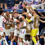 Folarin Balogun z USA oslavuje so spoluhráčmi na futbalovom ihrisku.